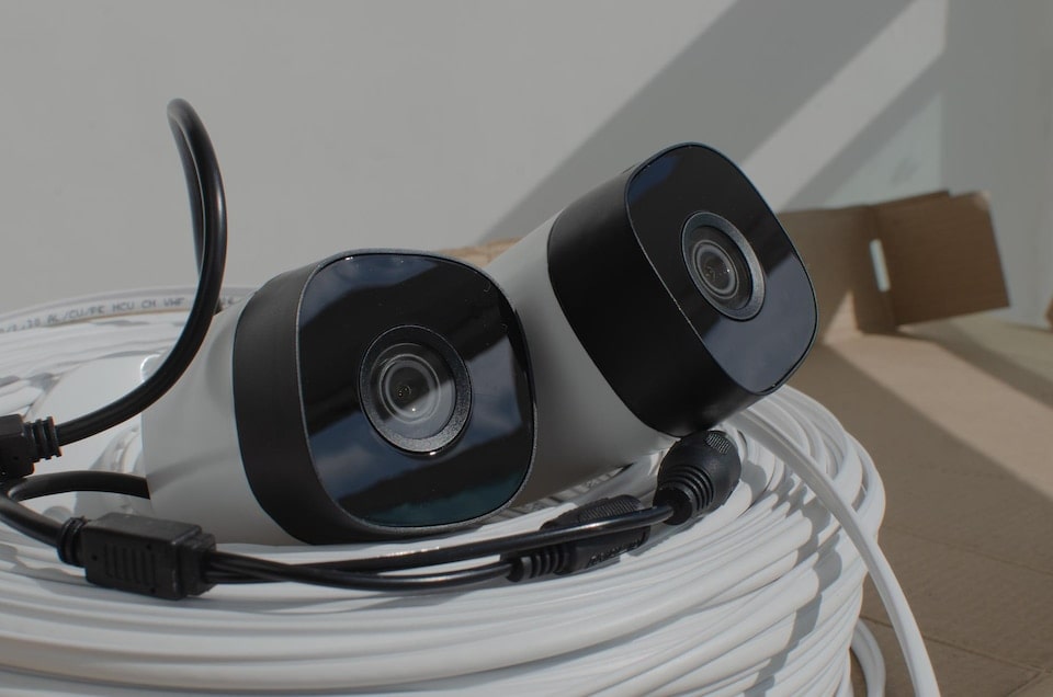 Comparing wireless and wired CCTV systems for better surveillance
